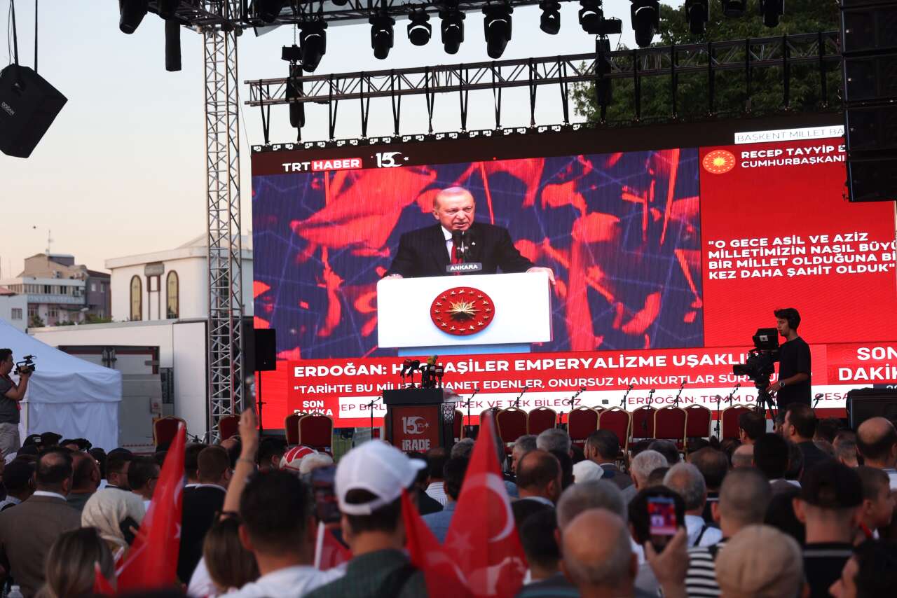 Konya'da 15 Temmuz gecesi! Kılıçarslan Meydanı'na insan seli 6